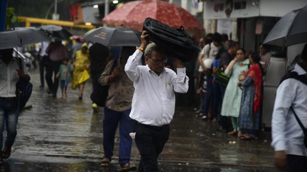 Mumbai witnessed heavy rains on Thursday evening. Pic- Atul Kamble